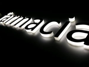 Celebra el fin de año con nuevos letreros. Permite que tus clientes te vean.