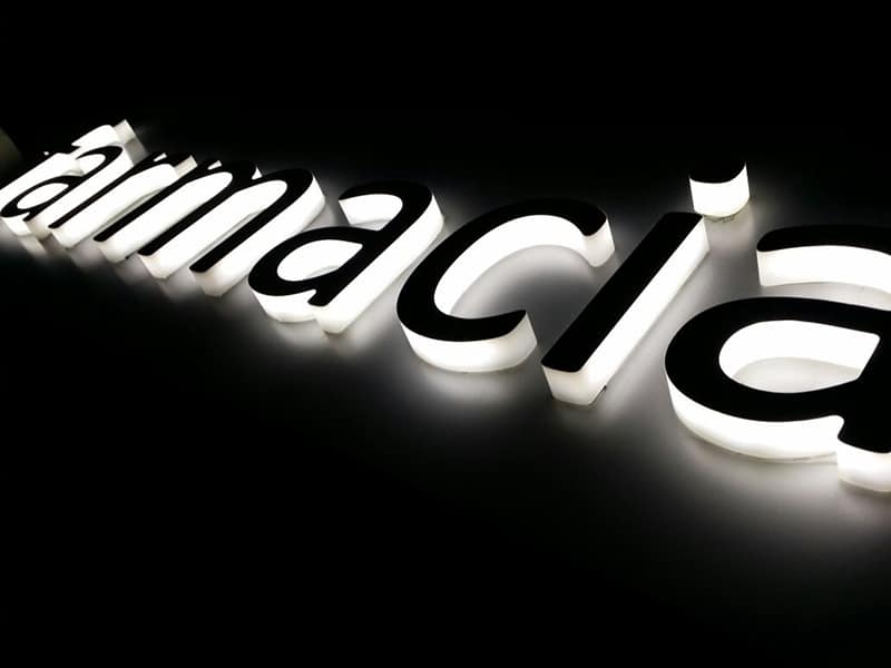 Celebra el fin de año con nuevos letreros. Permite que tus clientes te vean.