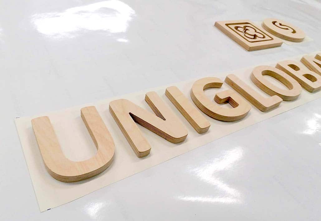 Letras corpóreas de madera mediante fresadora CNC